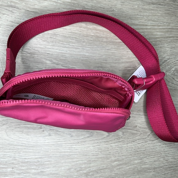 Lululemon Everywhere Belt Bag 1L Raspberry Coulis NWT - Picture 3 of 3
